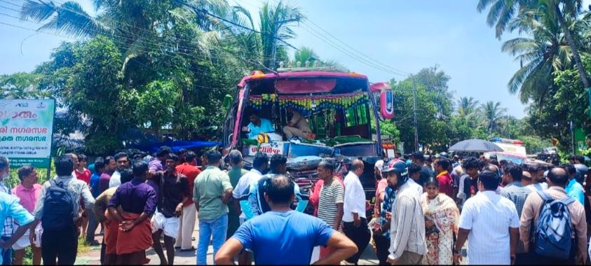 തലശ്ശേരി പുന്നോലിൽ സ്വകാര്യ ബസുകൾ കൂട്ടിയിടിച്ച് നാൽപ്പതോളം പേർക്ക് പരിക്ക്