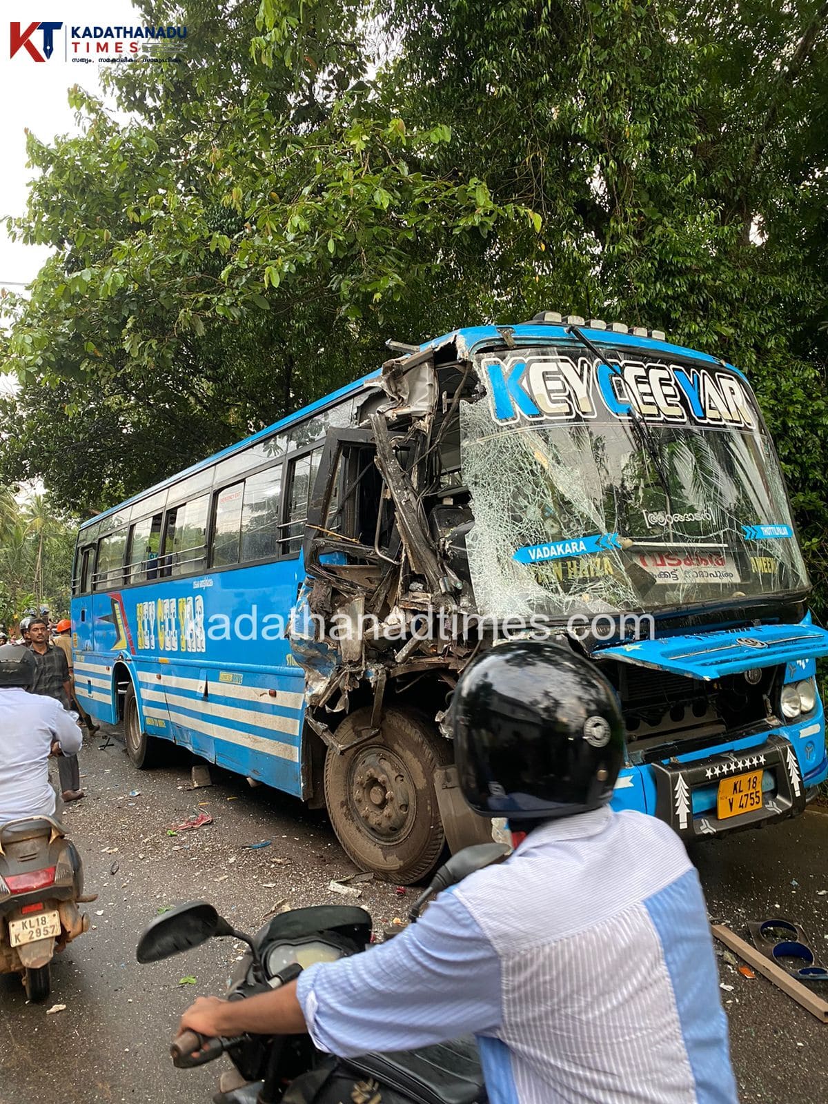 nadapuram-payanthong-bus-accident-passengers-injured