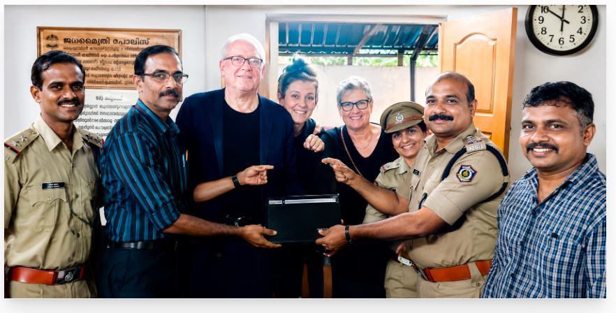 Miracle! തലശ്ശേരി പോലീസിന് അമേരിക്കൻ സഞ്ചാരികളുടെ സല്യൂട്ട്
