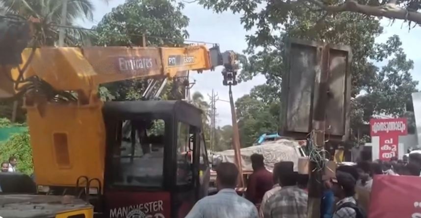 Kuttyadi accident Crane support,  ഡ്രൈവറെ പുറത്തെടുത്തു