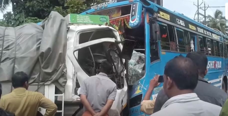 കുറ്റ്യാടിയിൽ ബസും ലോറിയും കൂട്ടിയിടിച്ച് അപകടം: ഡ്രൈവറെ ഫയർഫോഴ്സ് പുറത്തെടുത്തു; 15 പേരെ മെഡിക്കൽ കോളേജിലേക്ക് മാറ്റി