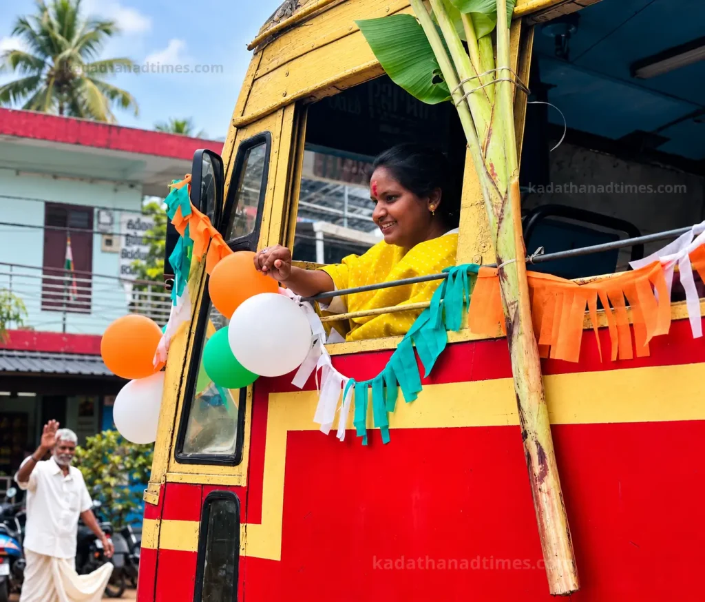 അലങ്കരിച്ച പ്രിയദർശിനി ബസിൽ നിന്ന് ജനങ്ങളെ അഭിവാദ്യം ചെയ്യുന്ന രമ്യ ഹരിദാസ്